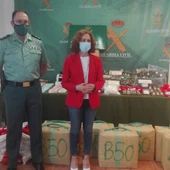 El teniente coronel de la Guardia Civil y la subdelegada del Gobierno junto al material aprehendido a los detenidos El teniente coronel de la Guardia Civil y la subdelegada del Gobierno junto al material aprehendido a los detenidos