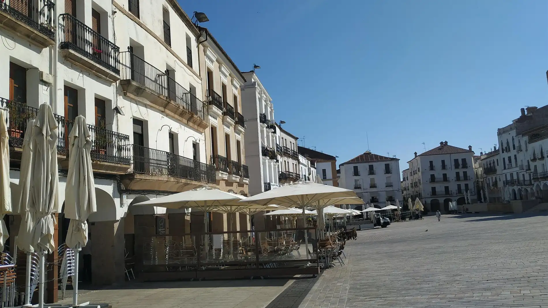 Las terrazas de la parte baja de la Plaza Mayor de Cáceres se reordenarán y se reducirán para evitar aglomeraciones