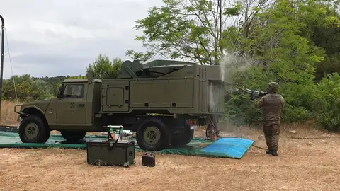 Ejército Práctica sobre descontaminación química de vehículos y personas.