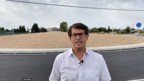 El diputado Juan de Dios Navarro en la rotonda de Torrellano.