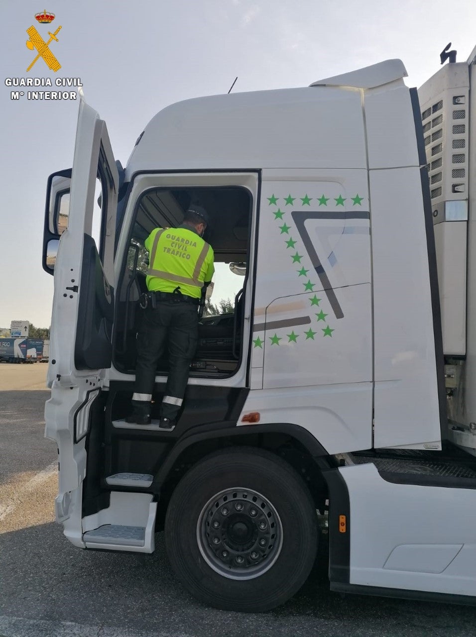 La Guardia Civil detiene al conductor de un vehículo que circulaba con el tacógrafo manipulado La Guardia Civil detiene al conductor de un vehículo que circulaba con el tacógrafo manipulado