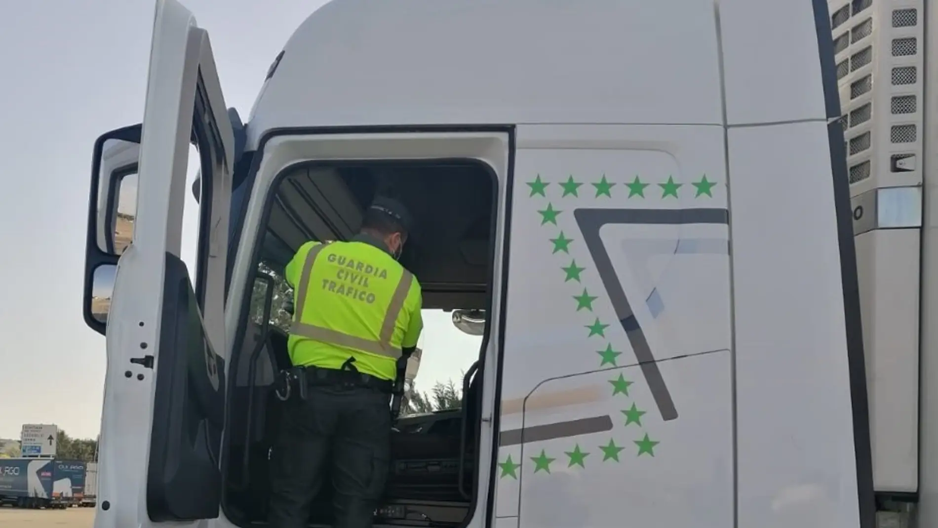 La Guardia Civil detiene al conductor de un vehículo que circulaba con el tacógrafo manipulado