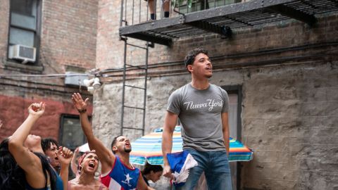 El actor Anthony Ramos (d), protagonista de la pel&iacute;cula 'En un barrio de Nueva York'