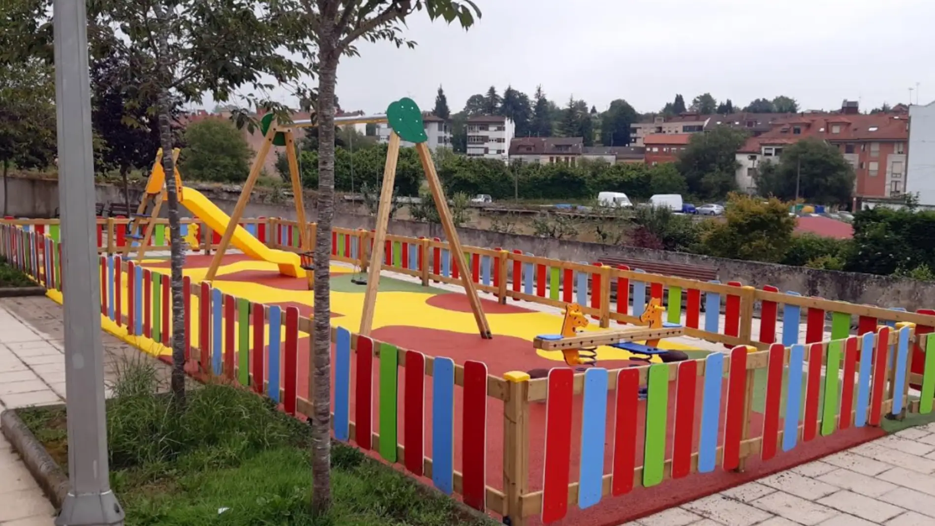 El Ayuntamiento de Nava concluye la renovación del parque infantil de la calle Teror