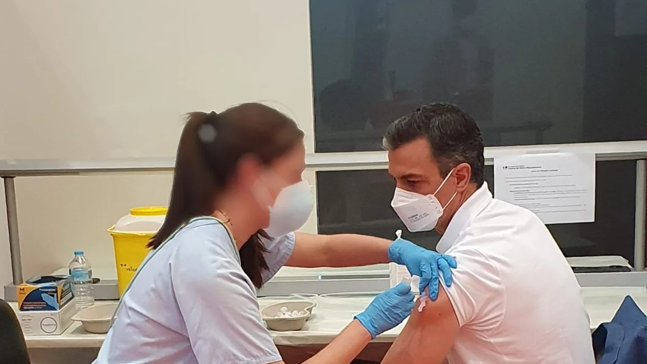 Pedro Sánchez recibe la primera dosis de la vacuna contra el coronavirus