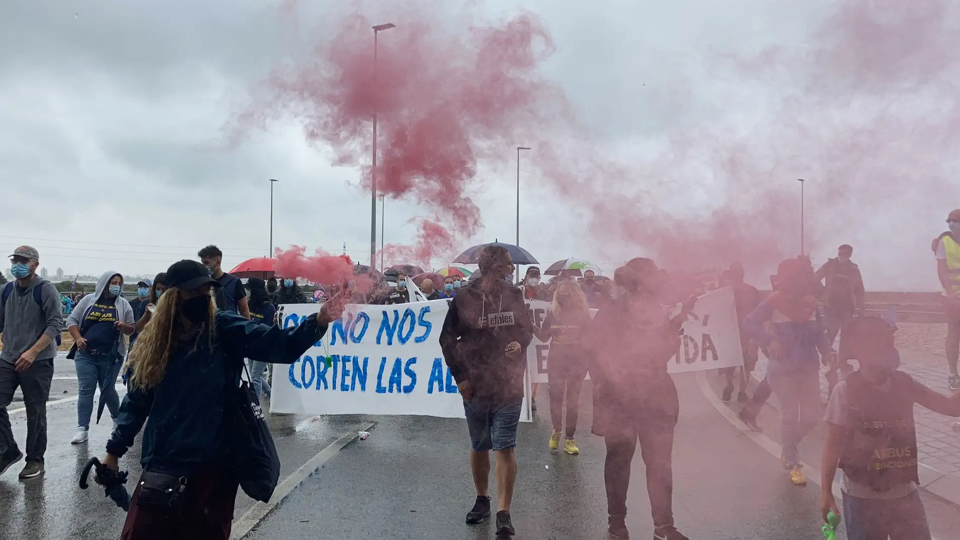 Instantes de la manifestación celebrada hoy en Puerto Real hacia Cádiz