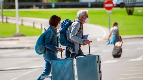 Turistas llegan al aeropuerto de Son San Joan de Palma, en Mallorca.