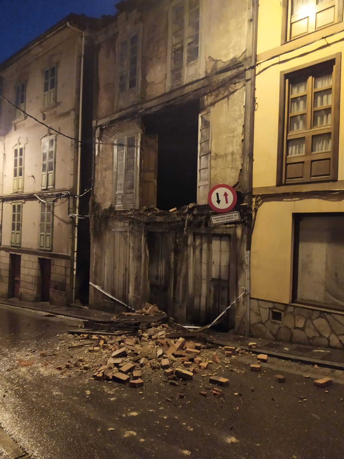 Parte de una casa en Cudillero se viene abajo por la lluvia. Carlos V., a Patrimonio “el Ayto. no tiene capacidad de inversión para rehabilitarlo, y más cuando no tiene la titularidad, y tampoco se va a rehabilitar solo, por lo tanto hay que ser serios”. Parte de una casa en Cudillero se viene abajo por la lluvia. Carlos V., a Patrimonio “el Ayto. no tiene capacidad de inversión para rehabilitarlo, y más cuando no tiene la titularidad, y tampoco se va a rehabilitar solo, por lo tanto hay que ser serios”.