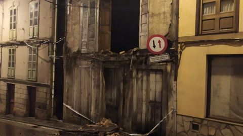 La lluvia provoca la caida de parte de una vivienda en Cudillero.