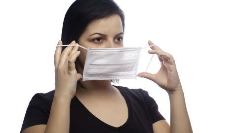 Mujer quit&aacute;ndose la mascarilla