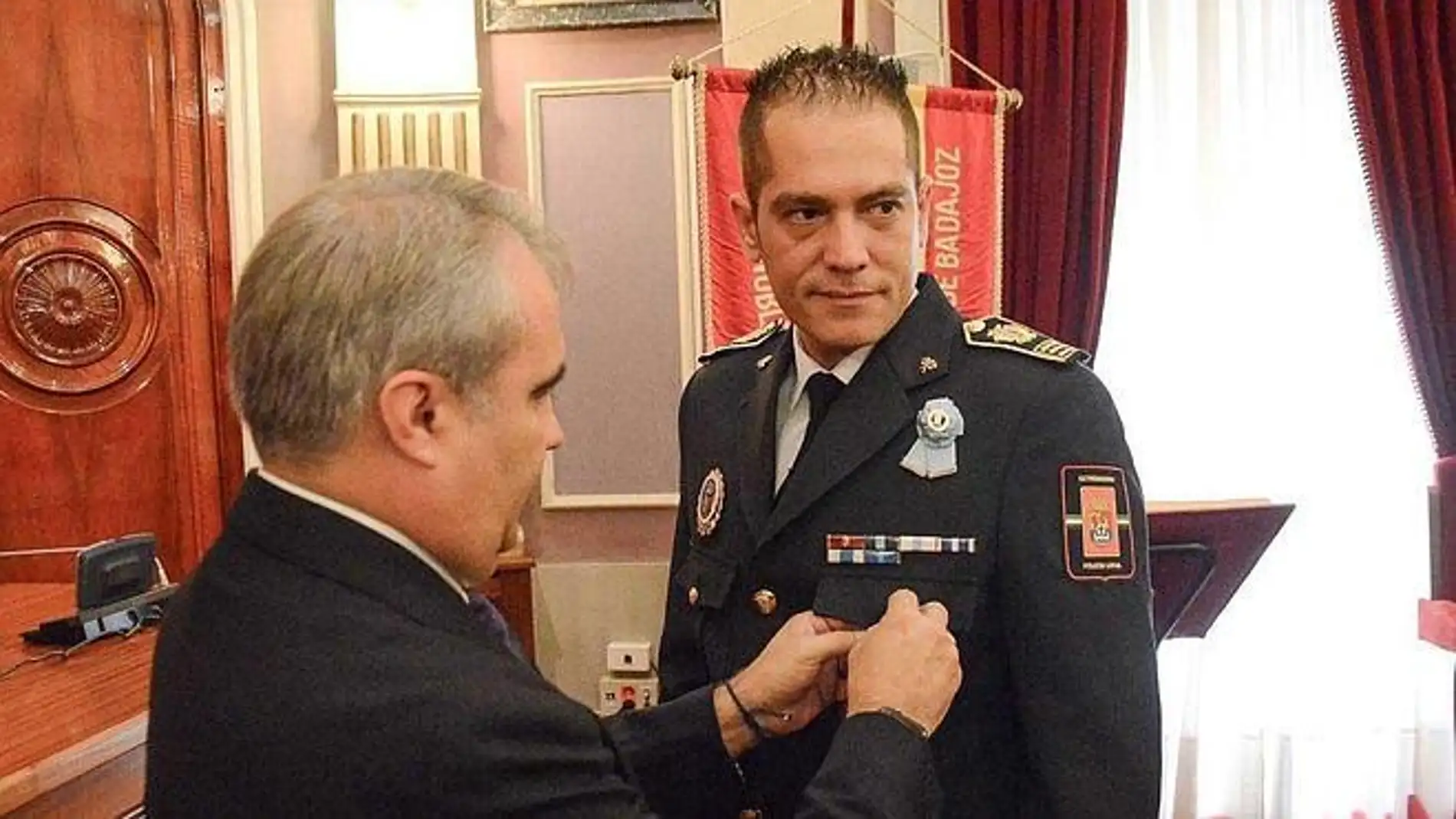 El superintendente de la Policía Local de Badajoz, Rubén Muñoz, ha solicitado por escrito a personal la subida de su salario en 7.721 euros anuales