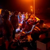 Personal sanitario atiende a las personas que llegaron en patera a Lanzarote.