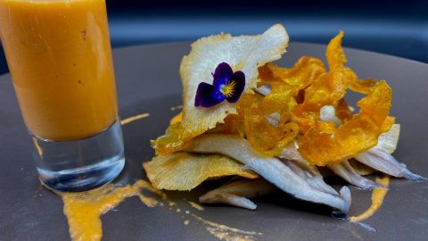 Lasa&ntilde;a de boquerones, chips de verduras y salmorejo