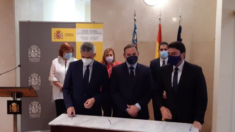 José Luis Ábalos, en el centro, con Luis Barcala, a la derecha José Luis Ábalos, en el centro, con Luis Barcala, a la derecha