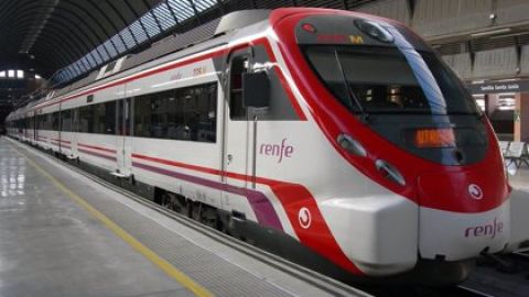 Tren de cercanías en la estación de Sevilla Santa Justa