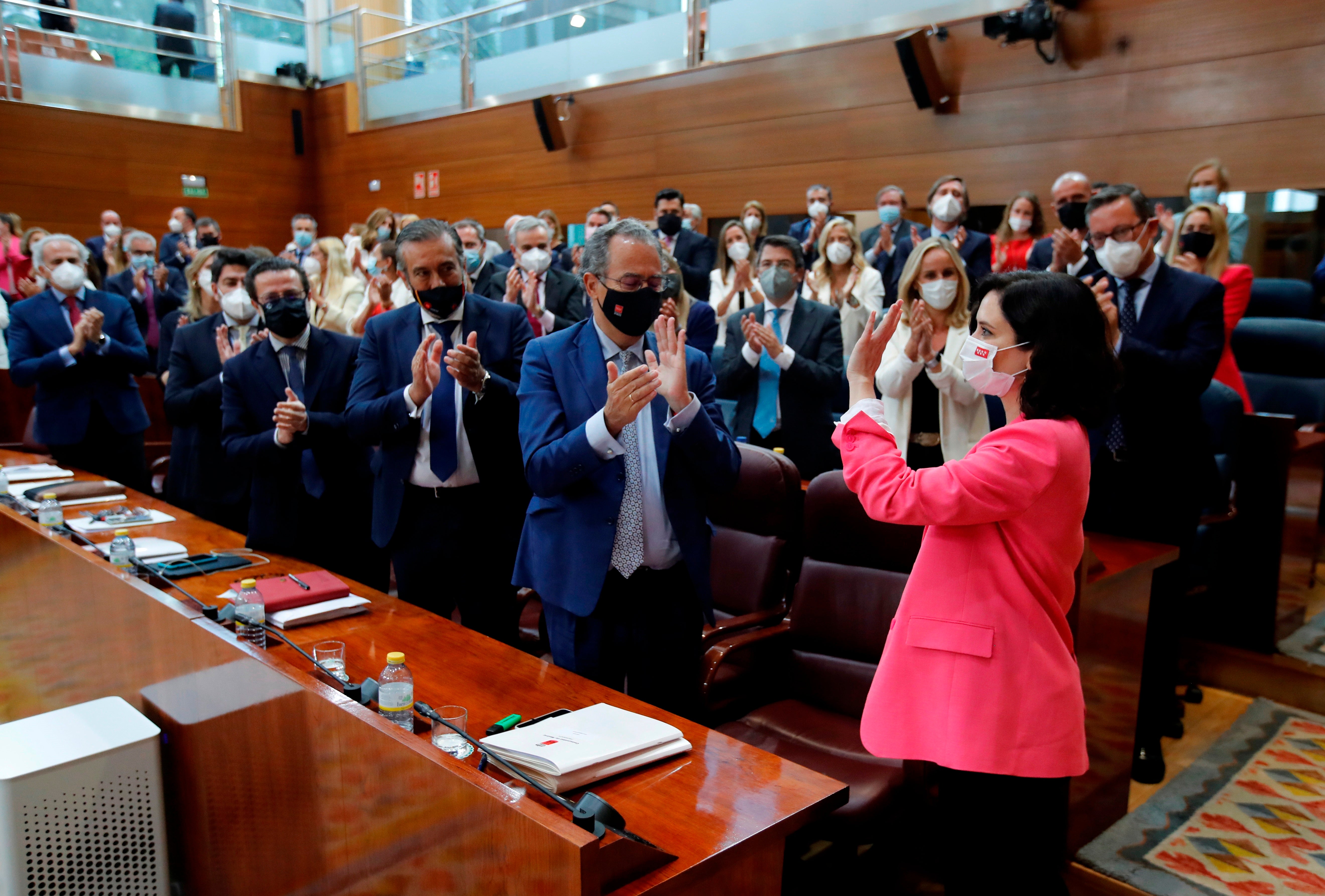 Ayuso toma posesión como presidenta arropada por Casado y los presidentes autonómicos del PP Ayuso toma posesión como presidenta arropada por Casado y los presidentes autonómicos del PP