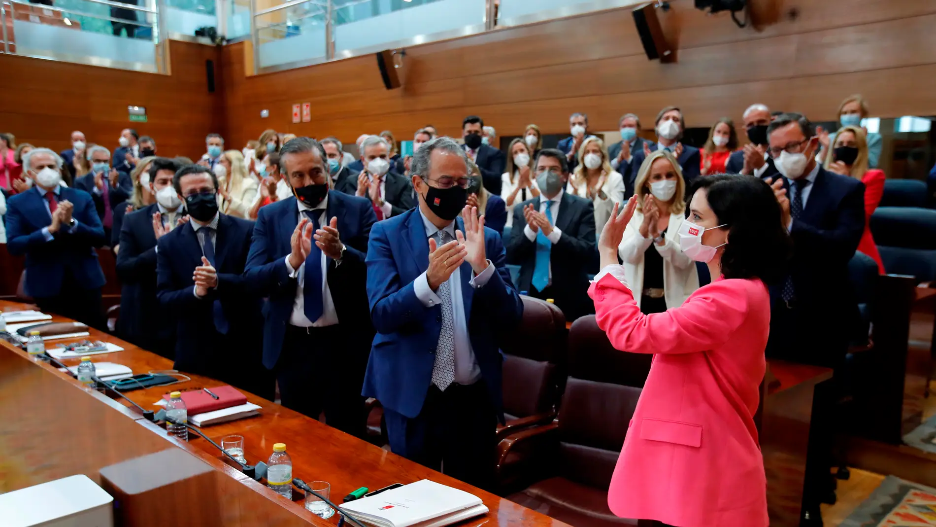 Isabel Díaz Ayuso recibe los aplausos de los diputados del PP tras ser investida.