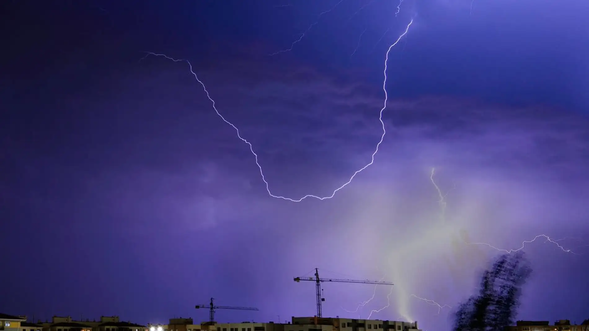 El Centro de Emergencias 112 de Extremadura activa la alerta amarilla por lluvias y tormentas en el norte de Cáceres
