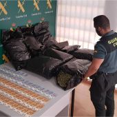 Detenido un conductor que transportaba 23 kilogramos de cogollos de marihuana en su turismo 