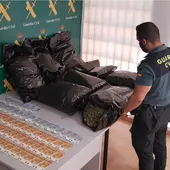 Detenido un conductor que transportaba 23 kilogramos de cogollos de marihuana en su turismo Detenido un conductor que transportaba 23 kilogramos de cogollos de marihuana en su turismo