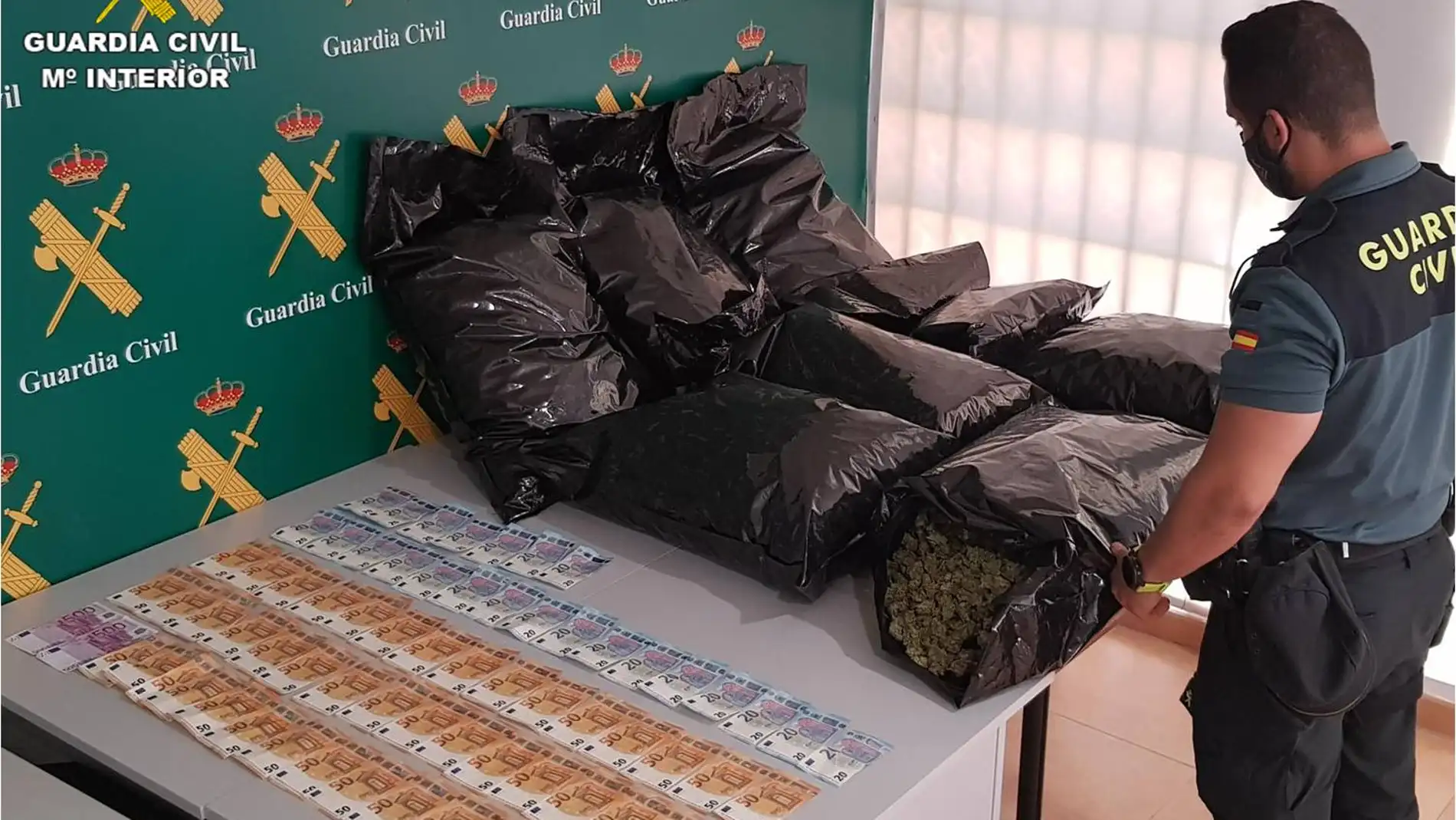 Detenido un conductor que transportaba 23 kilogramos de cogollos de marihuana en su turismo 