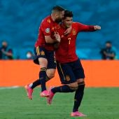 Morata y Jordi Alba celebran el gol con la selección española.
