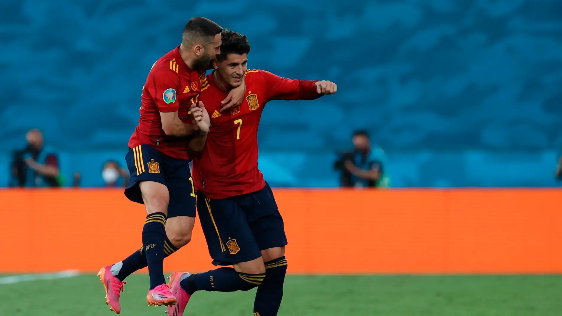 Morata y Jordi Alba celebran el gol con la selección española.