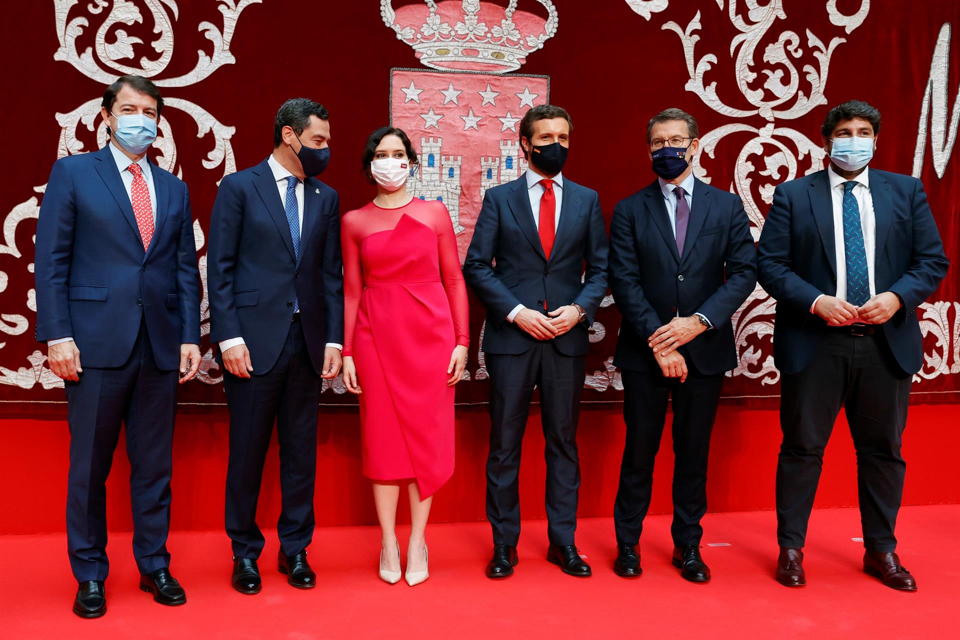 Isabel Díaz Ayuso promete su cargo como presidenta arropada por Pablo Casado y los barones del PP Isabel Díaz Ayuso promete su cargo como presidenta arropada por Pablo Casado y los barones del PP