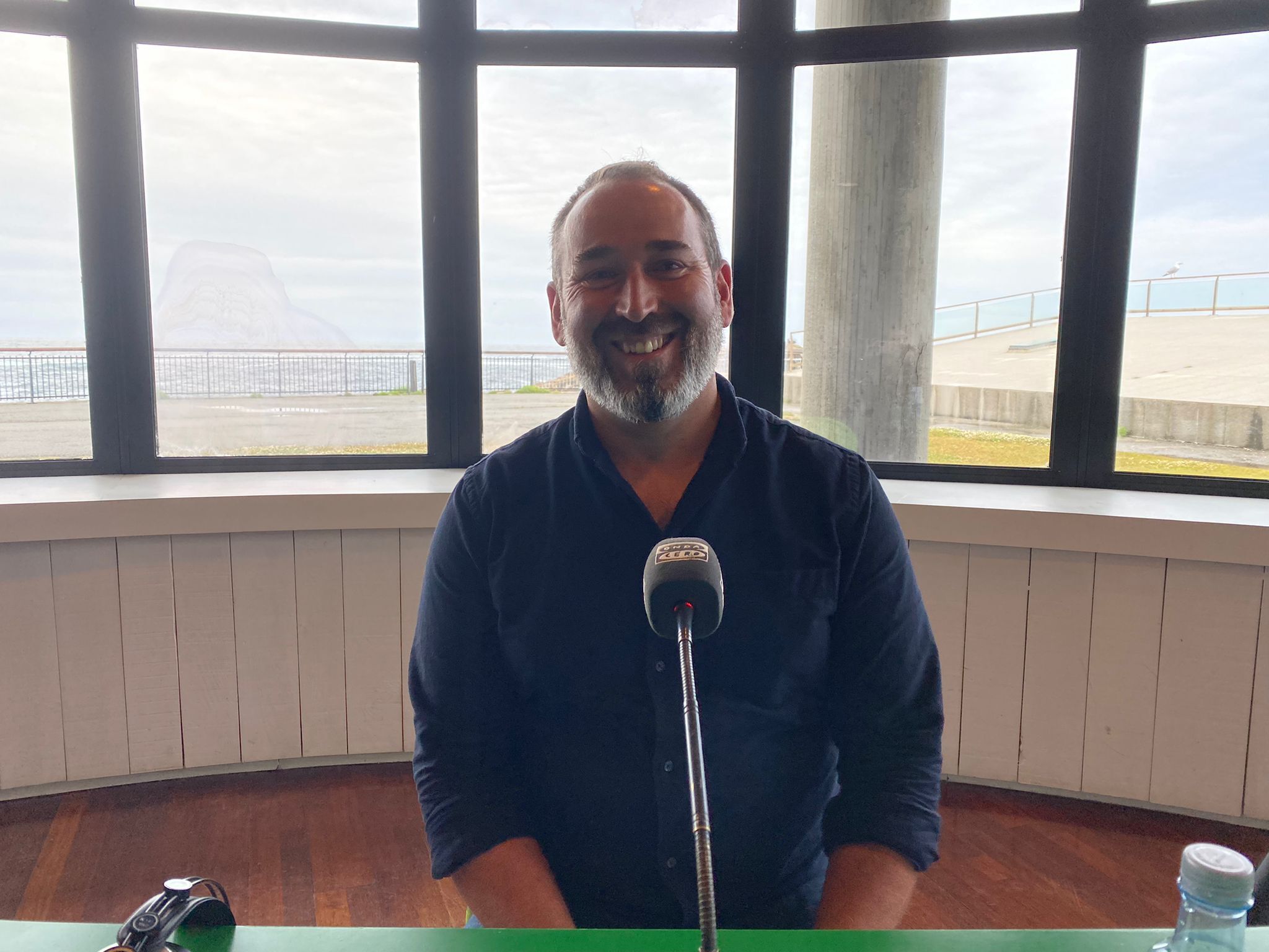 Rogelio Santos: "Es curioso que no nos de vergüenza tirar un plástico a un medio natural tan extraordinario como el mar" Rogelio Santos: "Es curioso que no nos de vergüenza tirar un plástico a un medio natural tan extraordinario como el mar"