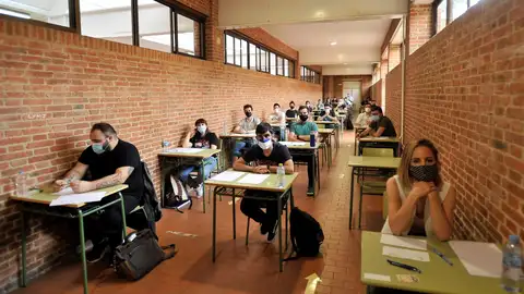 Más de 250.000 profesores se presentan a las oposiciones para obtener una plaza en Secundaria o Bachillerato Más de 250.000 profesores se presentan a las oposiciones para obtener una plaza en Secundaria o Bachillerato