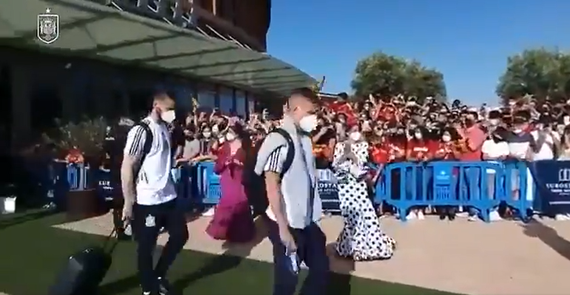 Indignación en las redes por el polémico vídeo de la Selección ante los aficionados en Sevilla Indignación en las redes por el polémico vídeo de la Selección ante los aficionados en Sevilla