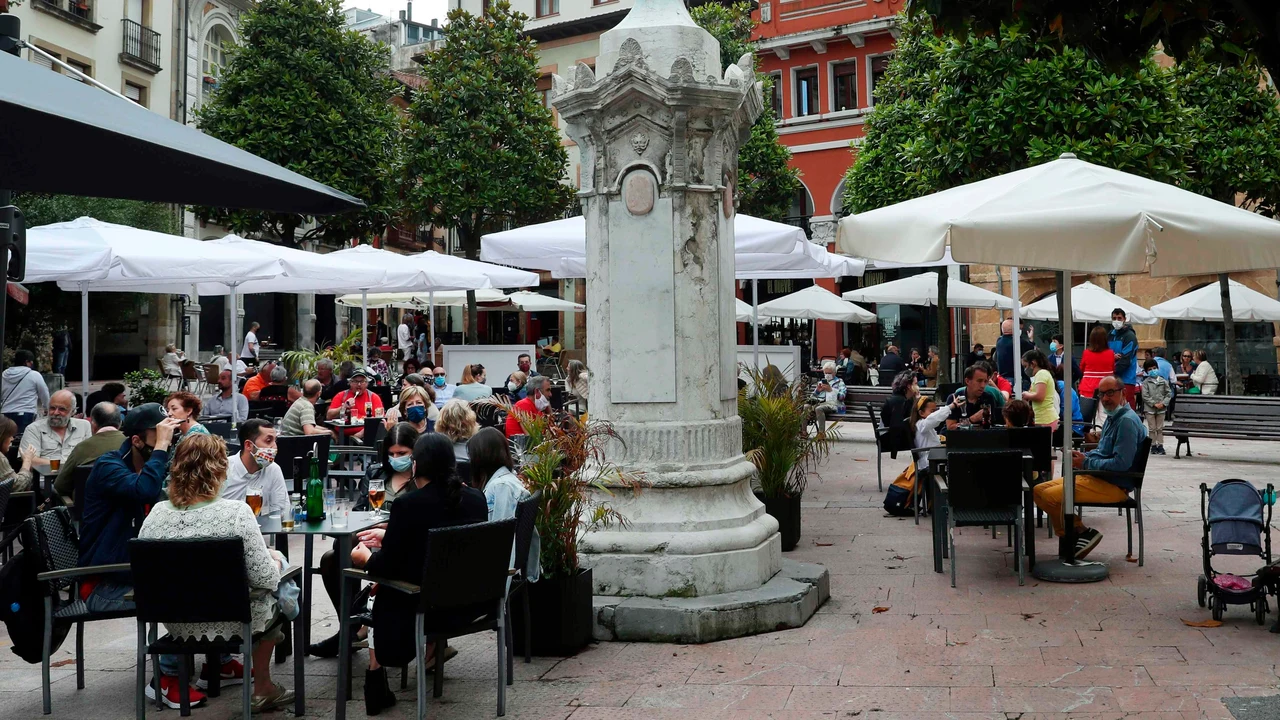 Vista de una terraza en la Plaza de Riego, en el centro de Oviedo.