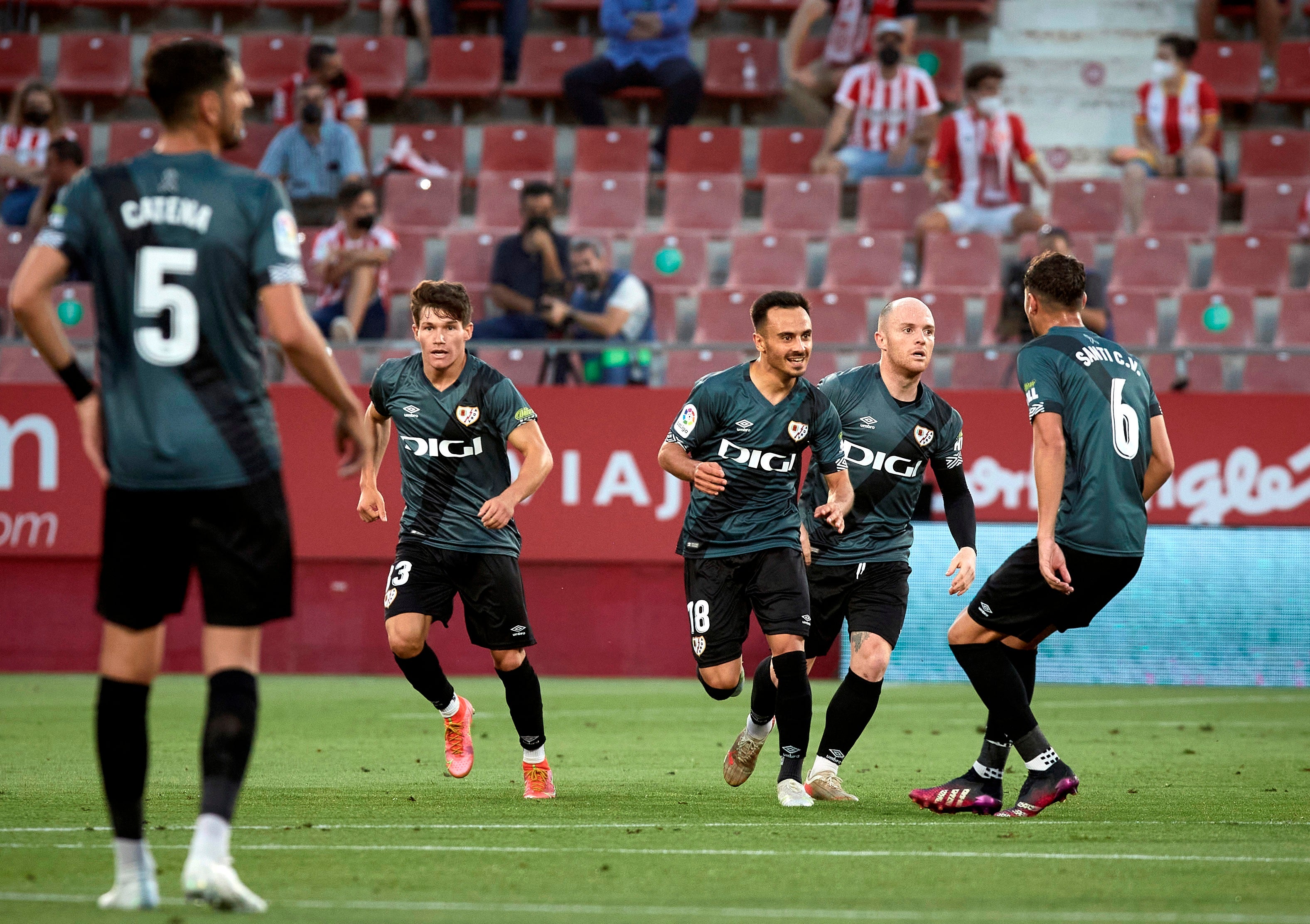 El Rayo sube a Primera División tras remontar y ganar al Girona en Montilivi El Rayo sube a Primera División tras remontar y ganar al Girona en Montilivi