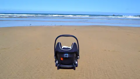 Sillita de bebé en la playa Sillita de bebé en la playa