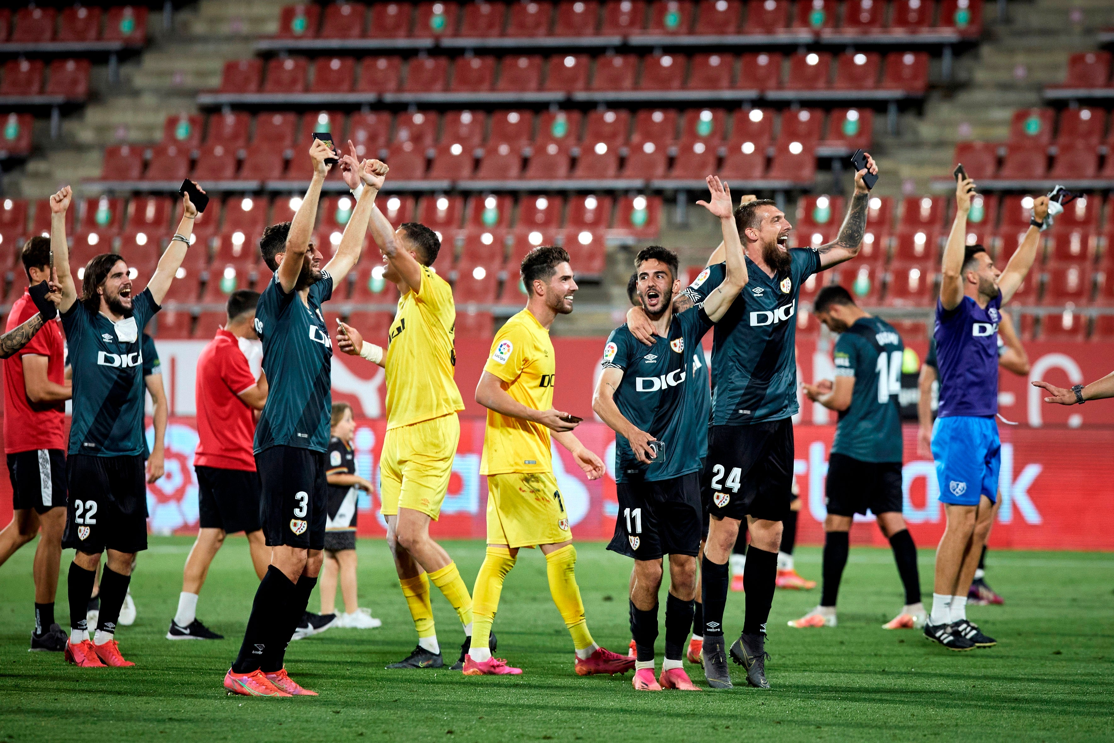 La plantilla del Rayo celebra en El Transistor el ascenso a Primera: "Íbamos contra todo, ha sido una locura" La plantilla del Rayo celebra en El Transistor el ascenso a Primera: "Íbamos contra todo, ha sido una locura"