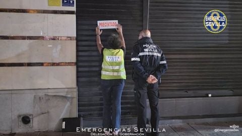 Agentes de la Policía Local precintan un bar en Sevilla durante este fin de semana