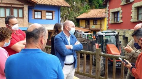 Juan Cofi&ntilde;o durante la visita a Llanes