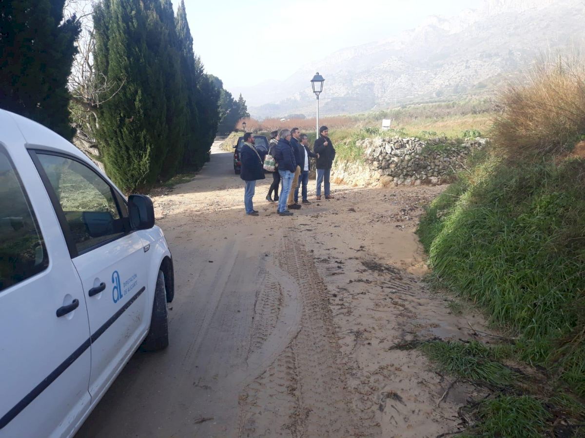 La Diputación invierte 509.000 euros en la mejora de más de 300 caminos de 80 municipios de la provincia La Diputación invierte 509.000 euros en la mejora de más de 300 caminos de 80 municipios de la provincia