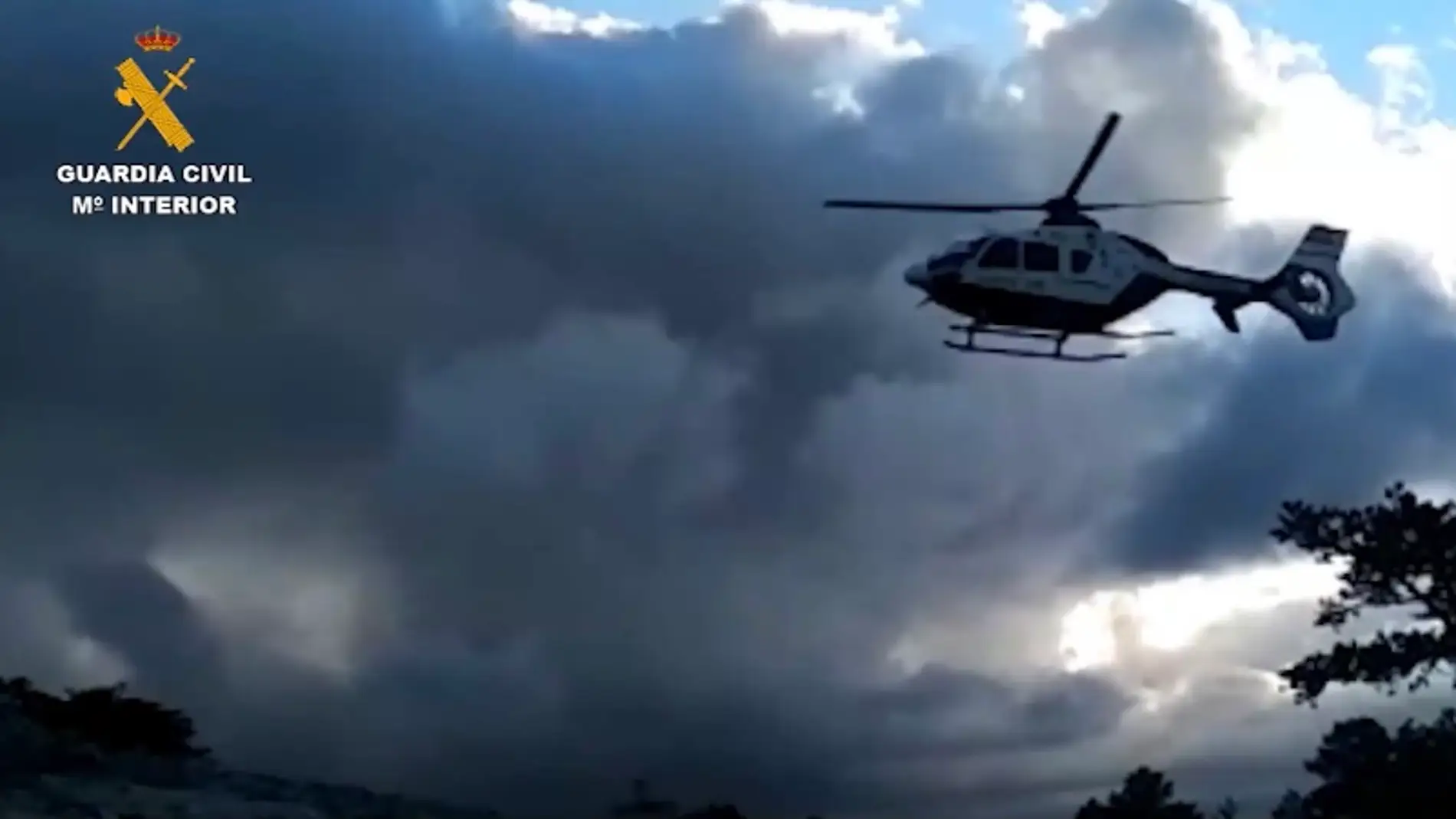 Un helicóptero de la Guardia Civil rescata a una senderista en un cerro de Tragacete
