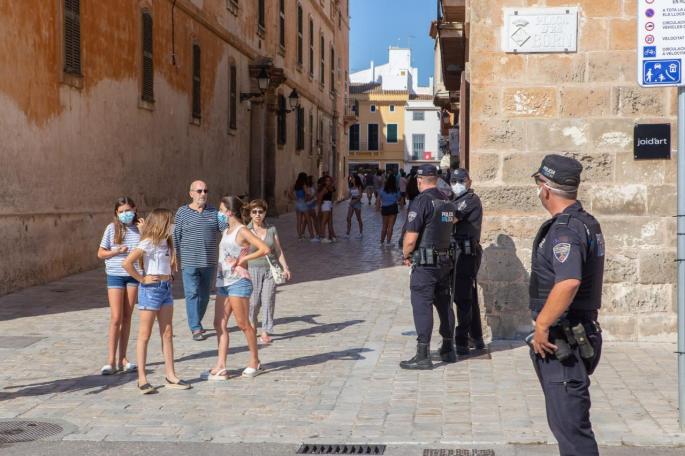 Restauradores de Menorca piden más control para evitar los botellones en Sant Joan Restauradores de Menorca piden más control para evitar los botellones en Sant Joan