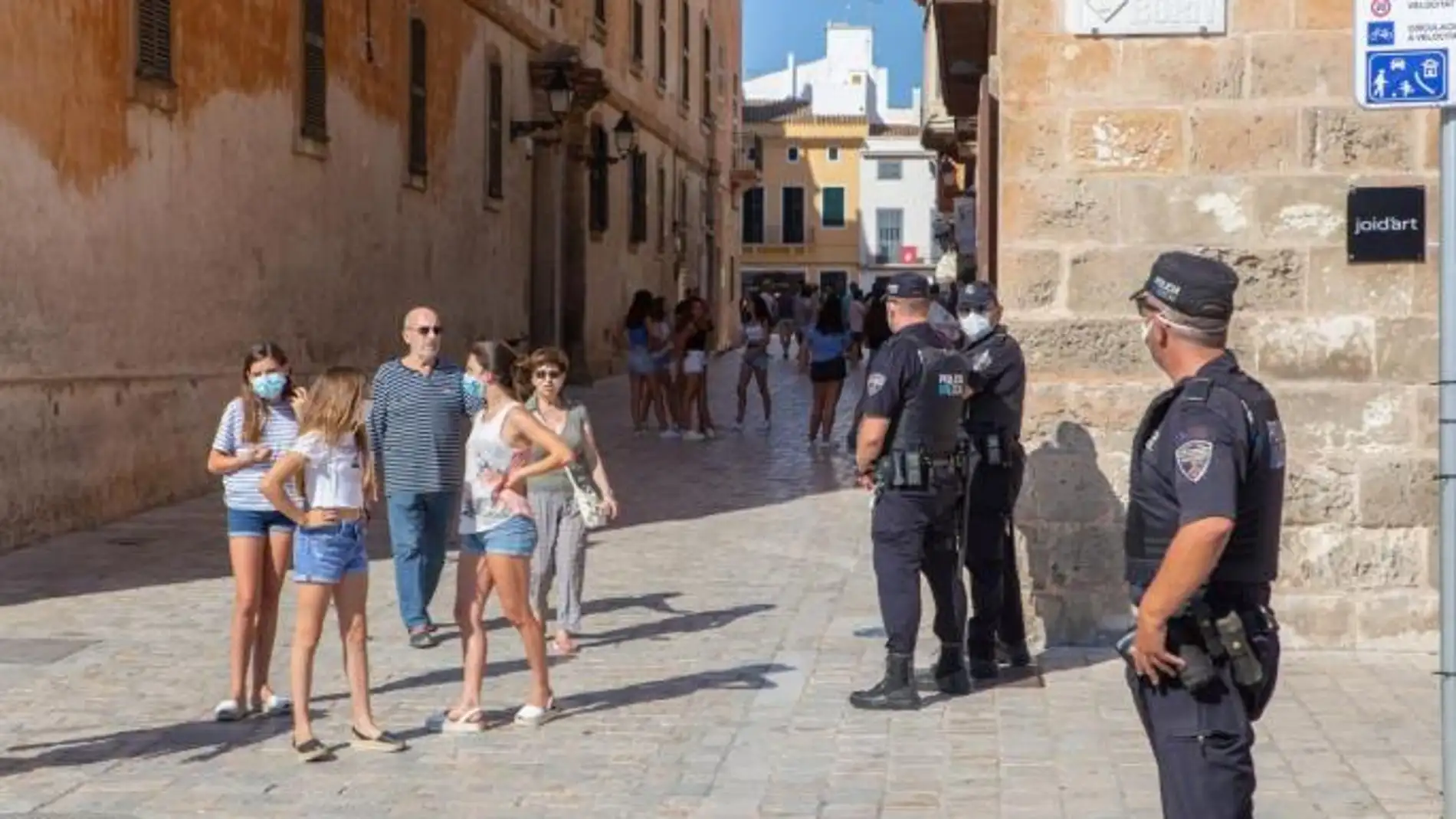 Policía Local vigilando las calles de Ciutadella. 