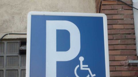 Se&ntilde;ala de estacionamiento reservados a veh&iacute;culos adaptados.