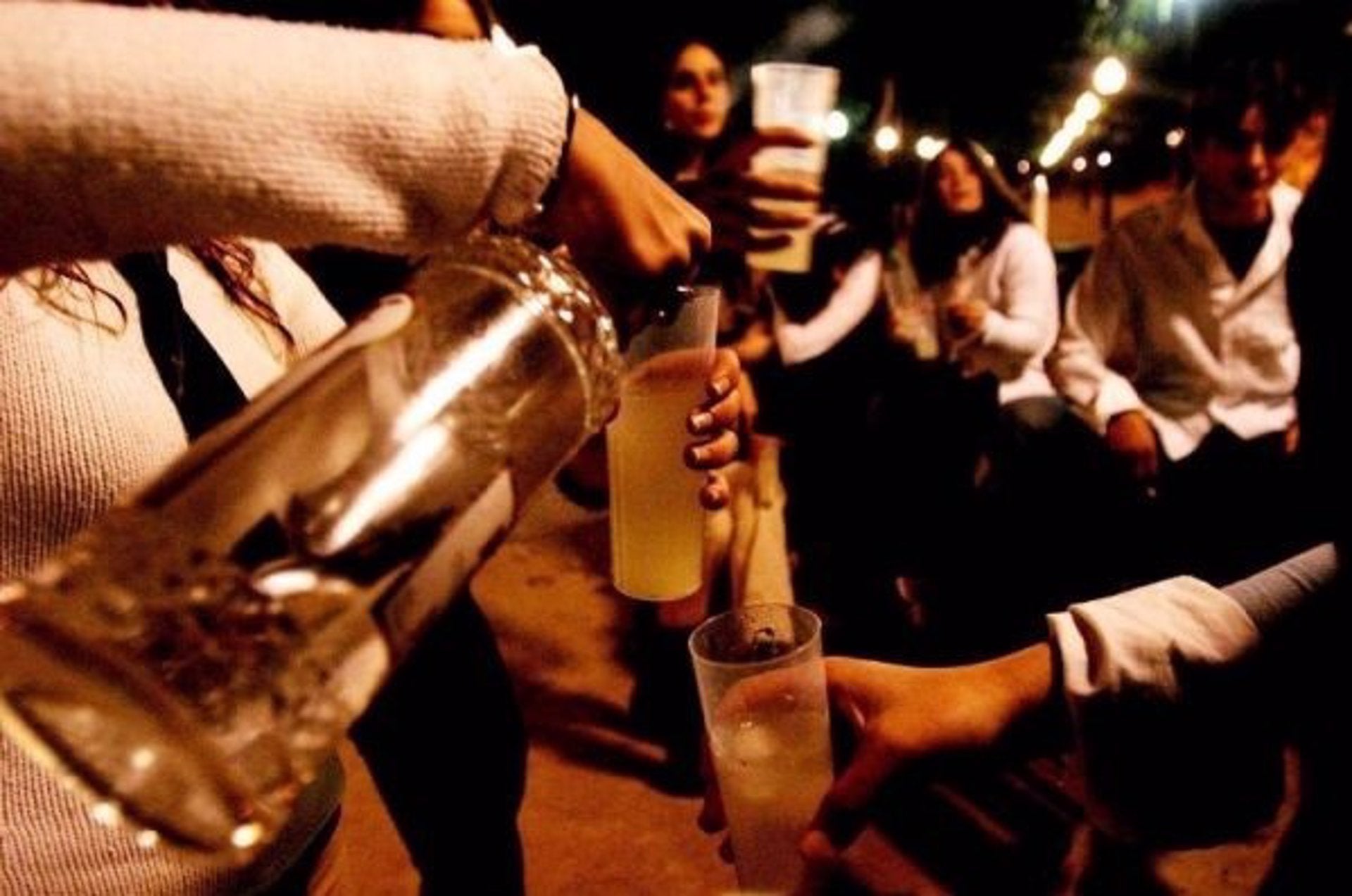 Vecinos del casco vello denuncian "botellones" e incluso peleas Vecinos del casco vello denuncian "botellones" e incluso peleas