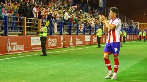 Armando Corbalán devolviendo los aplausos a la afición del Algeciras CF