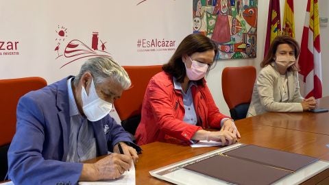 Perales y Melchor durante la firma del convenio