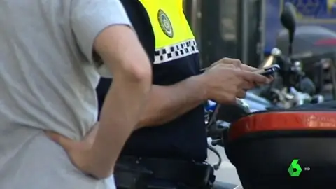 Un agente de la Policía Local impone una multa Un agente de la Policía Local impone una multa