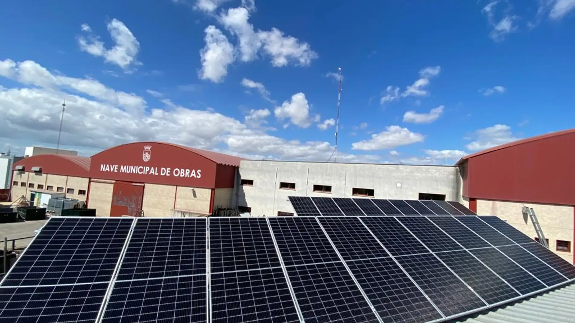 Chiclana comienza a instalar placas fotovoltaicas en los edificios municipales