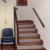 Escaleras para acceder a la segunda planta de la sede para la Asociación Parkinson Elche.