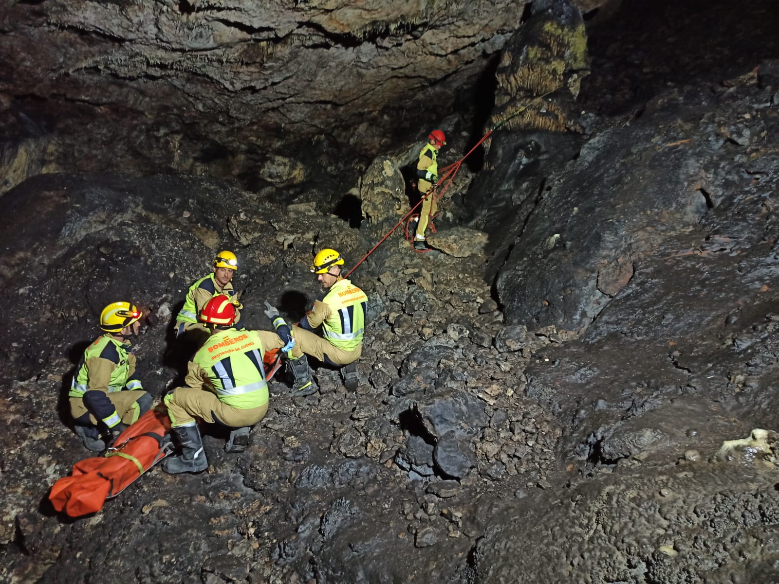 Rescatada una mujer que cayó a una cueva de Las Valeras Rescatada una mujer que cayó a una cueva de Las Valeras