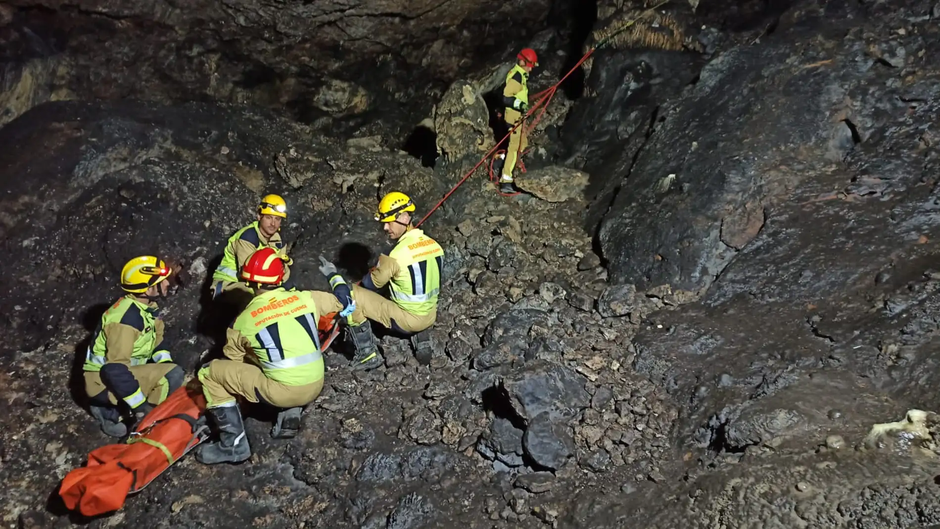Rescatada una mujer que cayó a una cueva de Las Valeras 